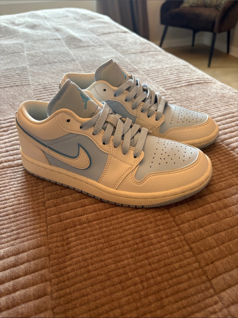 Nike Low-Top Sneakers - White & Light Blue